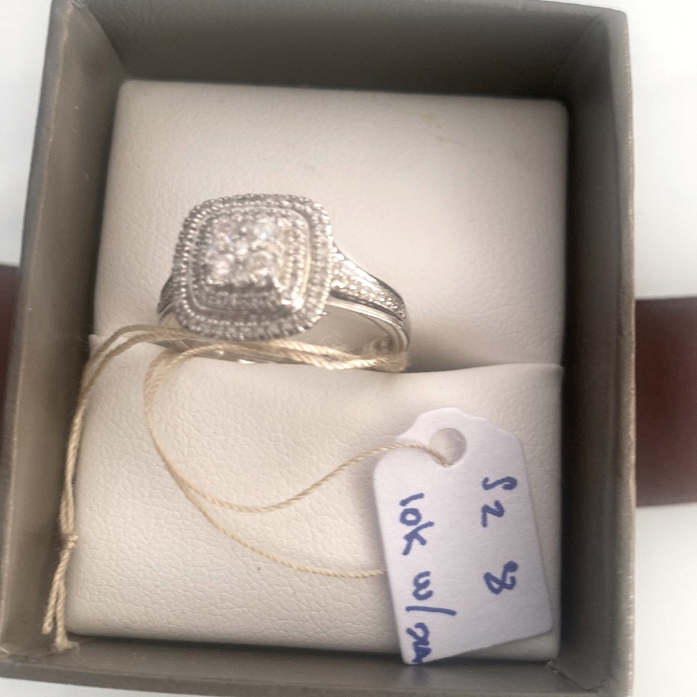 Michael Hill diamond ring in 10k white gold